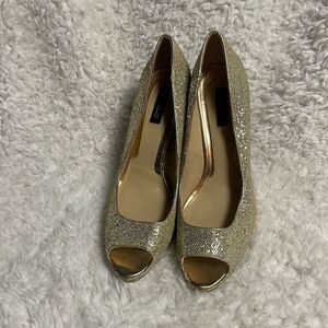 White House Black Market Dancer synthetic sparkling gold heels peep toe SZ10M